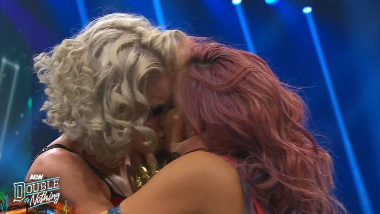 Toni-Storm-se-beso-con-Mina-Shikarawa-tras-vencerla-en-el-PPV-AEW-Double-or-Nothing-2025-25-de-mayo.jpeg